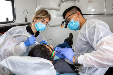 La Clínica Dental Móvil de la USC proporciona atención dental a las comunidades desatendidas del sur de California